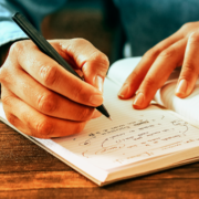 COMO ESCREVER BEM: 4 DICAS PARA FAZER TEXTOS INCRÍVEIS