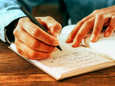 COMO ESCREVER BEM: 4 DICAS PARA FAZER TEXTOS INCRÍVEIS